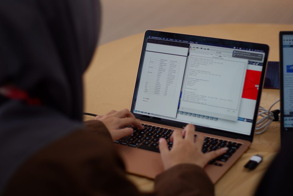 Peserta Perempuan Mengoperasikan Laptop